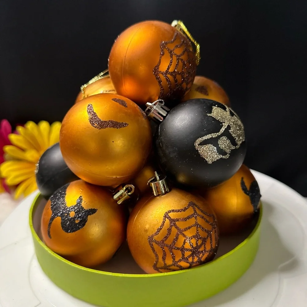 12 Halloween Plastic Decoration Balls/“It’s The Great Pumpkin Charlie Brown Book